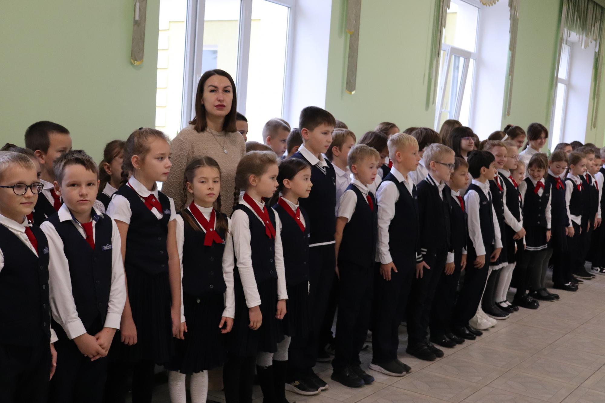 Учащиеся на линейке